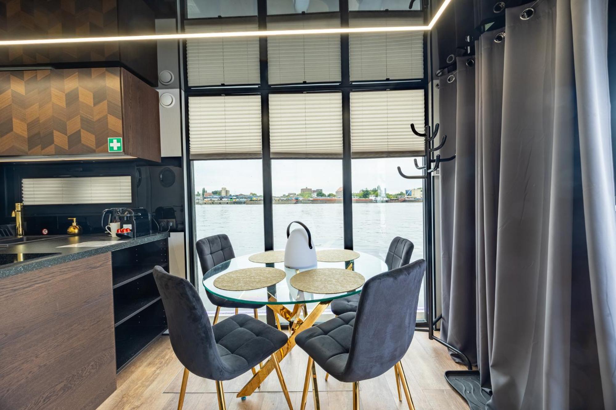 Energyapart Aqua Na Wodzie Houseboat Apartment *